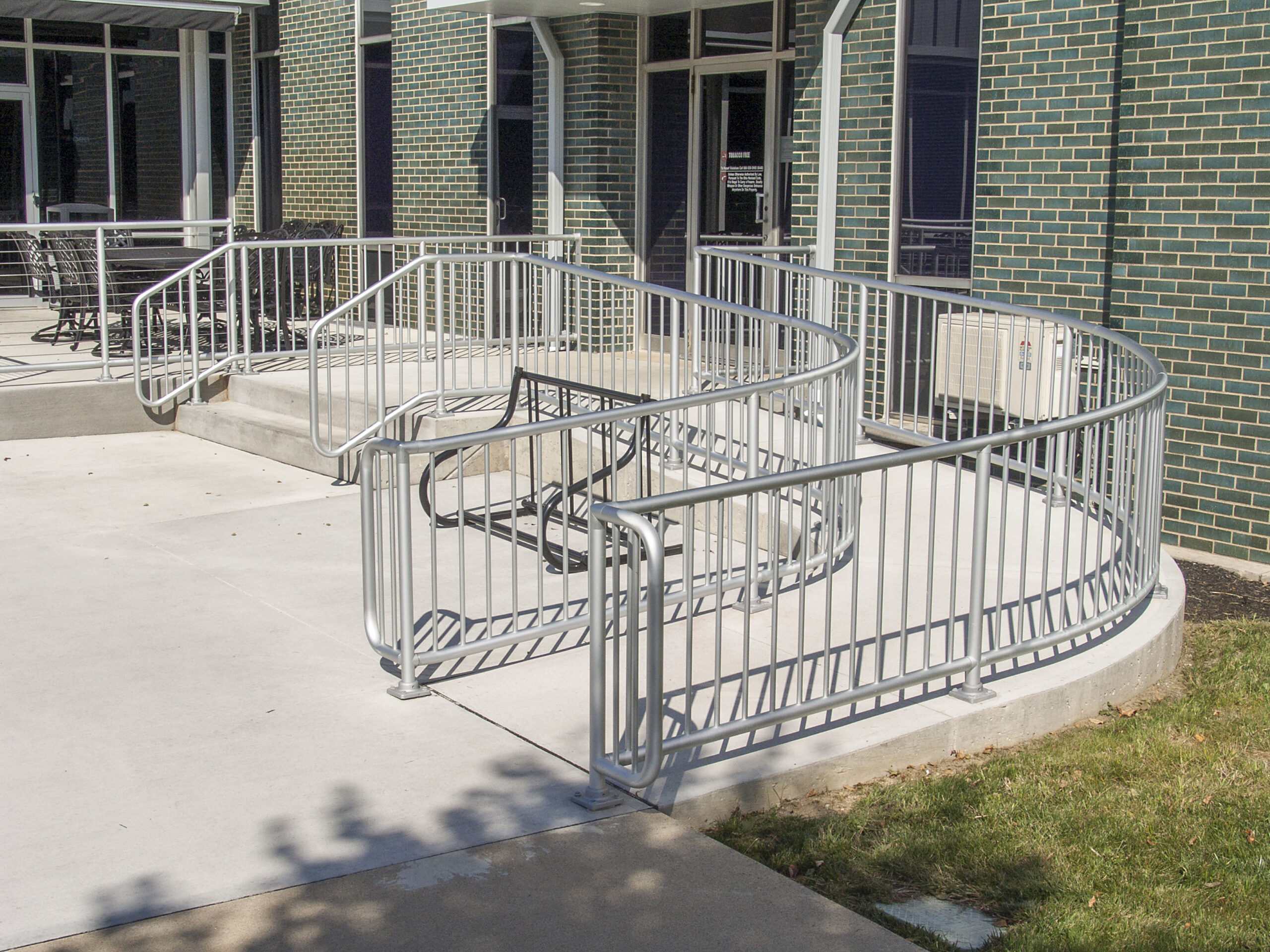 Aluminum vs. Wood… Which Railing Is Right For You?